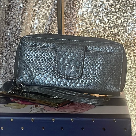 Handbags - Metallic Wallet With Wristlet GUC